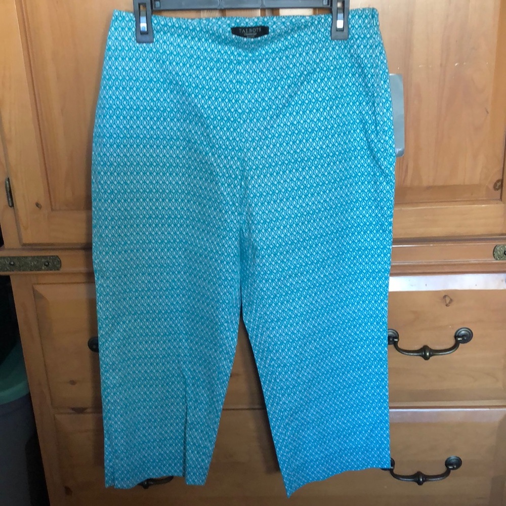 NWT Talbots Green  and White Geometric Capri cropped Pants size 8P or 8 Petite.